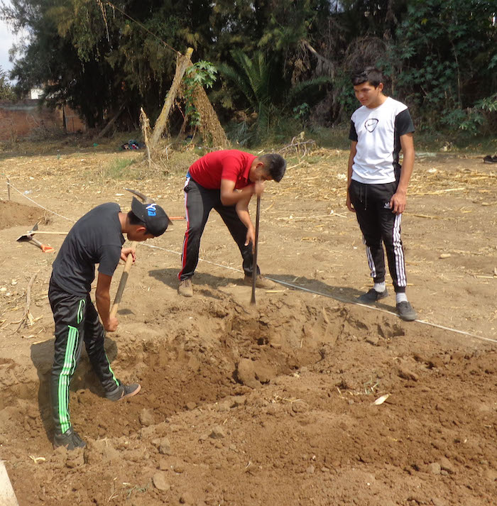 11 huerto escolar jovenes sembrando